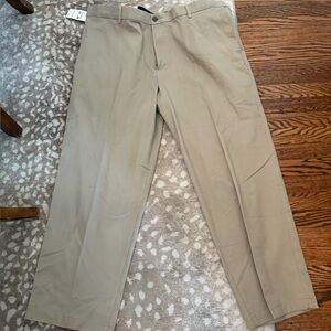 NWT Men’s Dockers Best Pressed Relaxed Comfort Khakis 42W x 30L